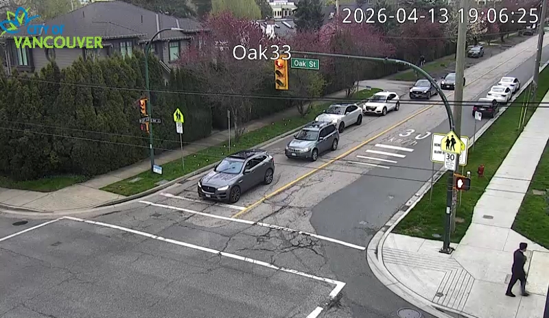 Oak St & W 33rd Ave - E